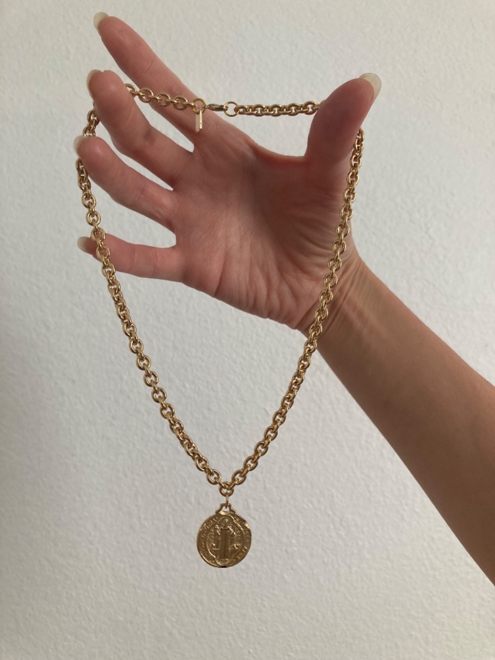 New Vanessa Mooney gold coin necklace Coin Medallion Pendant Necklace Gold - Picture 4 of 7